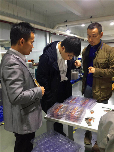 参观自动化焊接车间.jpg